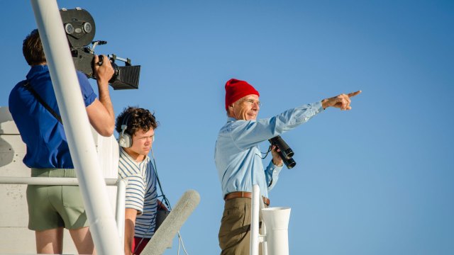 Jacques-Yves Cousteau med sin signaturrøde lue og blikket festet mot nye horisonter. (Foto: KontxtFilm)