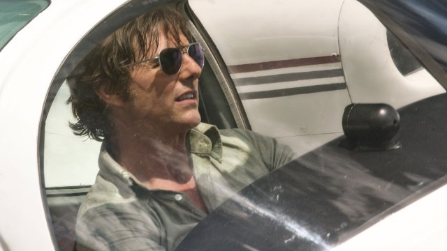Tom Cruise får flekset pilotmusklene i American Made. Men han klarer ikke å styre historien inn i rett toneleie. (Foto: United International Pictures)