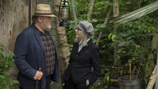 Emily (Diane Keaton) starter et uventet vennskap med den på papiret hjemløse Donald (Brendan Gleeson) i 