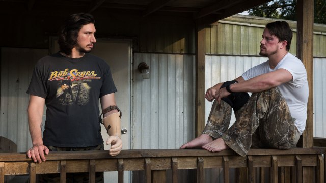 Adam Driver og Channing Tatum er to av stjernene som sørger for at ransfilmen lucky Logan sjarmerer og underholder. (Foto:  Norsk Filmdistribusjon)