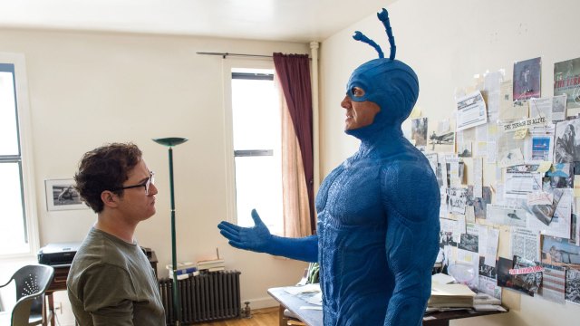 Arthur (Griffin Newman) og The Tick (Peter Serafinowicz) er vår helteduo i superheltkomiserien The Tick. (Foto: Amazon Prime)