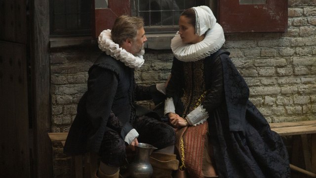 Christoph Waltz og Alicia Vikander er i sentrum for en rekke bisarre begivenheter i Tulip Fever. (Foto: Norsk Filmdistribusjon)