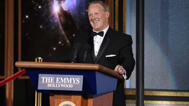 Tidligere pressetalsmann for Det hvite hus Sean Spicer dukket opp i åpningen av den 69. Emmy-utdelingen. (Foto: NTB scanpix, Chris Pizzello/Invision/AP)