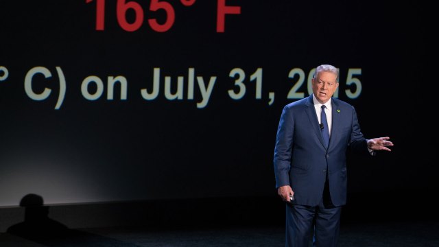 Al Gore reiser verden rundt for å redde miljøet med sin stadig oppdaterte powerpoint-presentasjon. Han framstår nesten komisk opptatt av lysbildene sine. (Foto: United International Pictures)