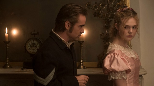 McBurney (Colin Farrell) sammen med Alicia (Elle Fanning), en av elevene på skolen i 