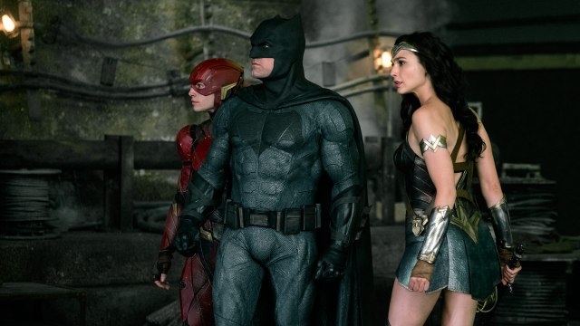 HELTENE: The Flash (Ezra Miller), Batman (Ben Affleck) og Wonder Woman (Gal Gadot) samles til kamp i «Zack Snyder's Justice League». Foto: HBO Nordic