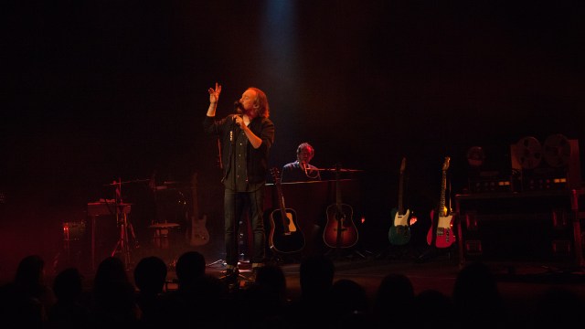 Det blir en real dose livemusikk i denne dokumentaren om Lars Winnerbäck. (Foto: SF Norge)