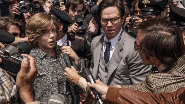 Gail (Michelle Williams) og Fletcher Chase (Mark Wahlberg) møter den italienske pressen i 