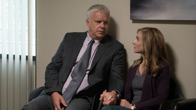 Tim Robbins og Holly Hunter spiller familieoverhodene i Alan Balls nye familiedrama Here and Now. (Foto: HBO Nordic)