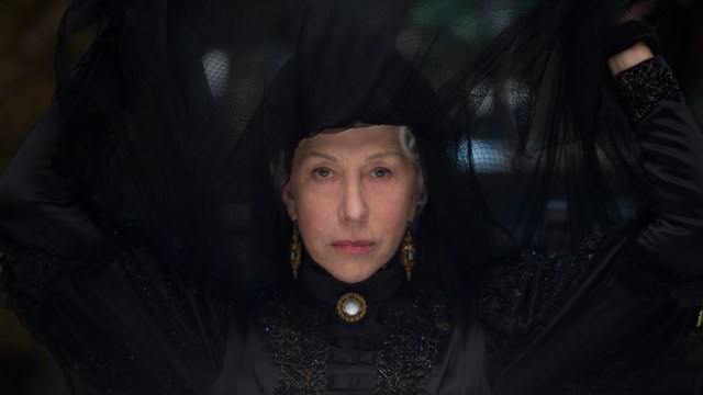 Det er luksus å ha en så god skuespiller som Helen Mirren som eieren av et spøkelseshus, men Spierig-brødrenes manus kunne gjerne gitt henne mer å jobbe med. (Foto: SF Studios)