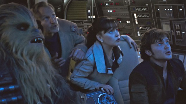 Chewbacca (Joonas Suotamo). Beckett (Woody Harrelson), Qi'Ra (Emilia Clarke) og Han Solo (Alden Ehrenreich) i en velkjent cockpit i 