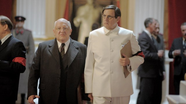 Berija (Simon Russell Beale) og Malenkov (Jeffrey Tambor) kjemper en maktkamp i 