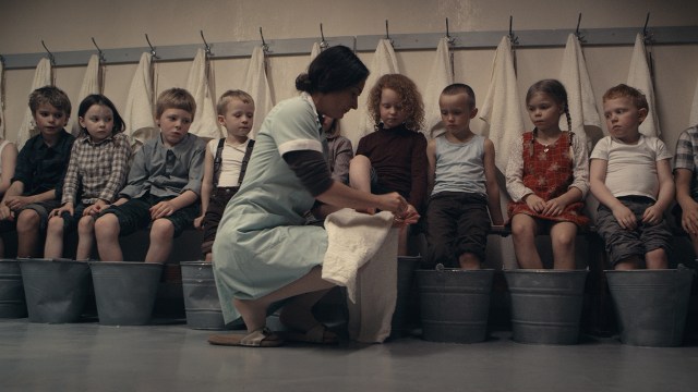 Det er et ganske tradisjonelt og forutsigbart barnehjemsdrama som utgjør kjernen i Sommerbarn. (Foto: Europafilm)