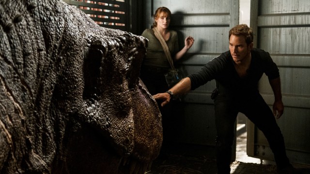 Claire (Bryce Dallas Howard) og Owen (Chris Pratt) havner i et bur sammen med en T-Rex i 
