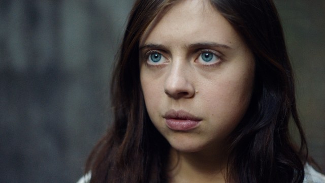 Anna (Bel Powley) er hovedpersonen i en stort sett tilbakeholden monsterfilm. (Foto: Another World Entertainment)