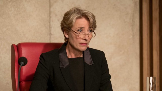 Emma Thompson leverer en finstemt prestasjon i rollen som dommer Fiona Maye som må takle vanskelige valg i En dommers dilemma. (Foto: Norsk Filmdistribusjon)