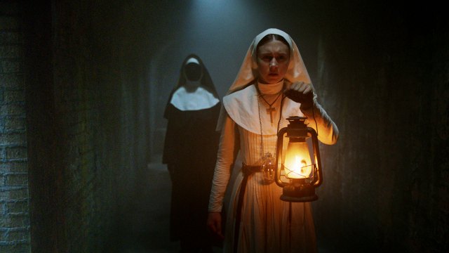 Søster Irene (Taissa Farmiga) blir forfulgt av en skummel skikkelse i 