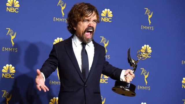 Peter Dinklage med en av to Emmy-priser som Game of Thrones fikk med seg fra den 70. utgaven av prisutdelingen. (Foto: Jordan Strauss/NTB scanpix).