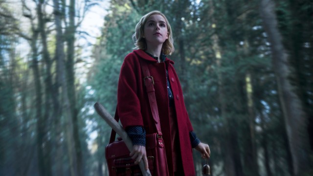 Kiernan Shipka er perfekt i rollen som tenåringsheks i Chilling Adventures of Sabrina. (Foto: Netflix).