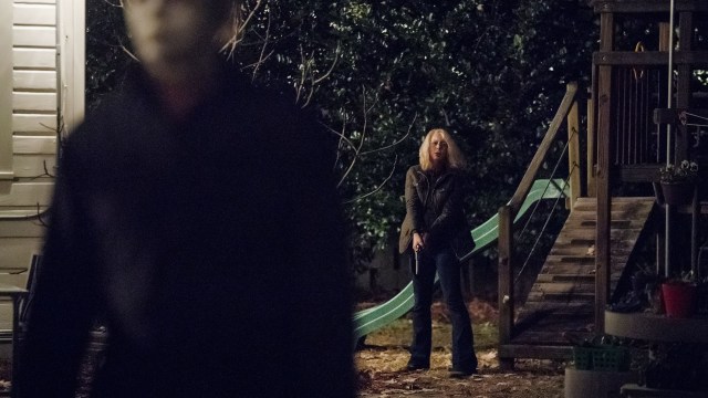 Laurie Strode (Jamie Lee Curtis) har Michael Myers på skuddhold i 