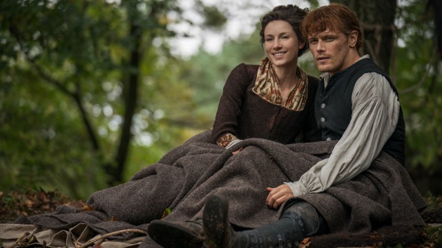 Claire og Jamie er tilbake i fjerde sesong av Outlander. (Foto: Starz, Viaplay).