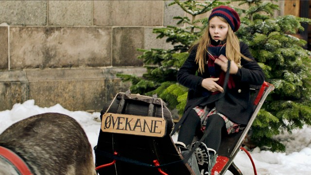 Lucia (Ella Testa Kusk) tjuvlåner et reinsdyr med øveslede i 