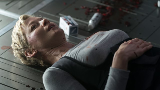 Gretchen Mol i Nightflyers, som er en relativt blodig serie. (Foto: Netflix).