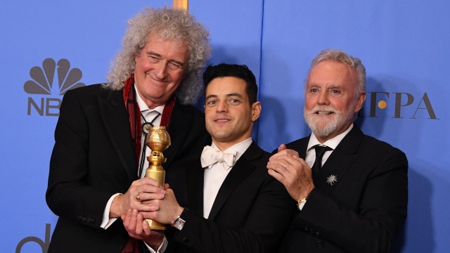 Brian May, Rami Malek og Roger Taylor poserer med Golden Globe-prisen etter at filmen om Queen ble nattens store vinner. (Foto: Mark Ralston, NRTBScanpix)