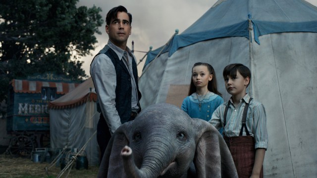 Holt (Colin Farrell) og hans barn Milly (Nico Parker) og Joe (Finley Hobbins) må ta seg av en flyvende elefant i 