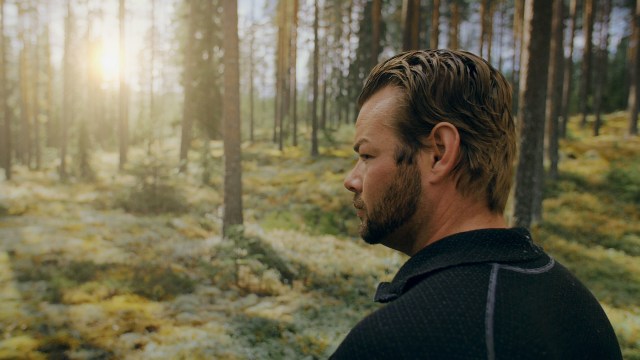 Michael Winger søker etter en savnet person i skogen i 