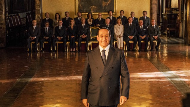 Tidligere statsminister Silvio Berlusconi (Toni Servillo) søker nok en gang maktens øverste hold i Italia i 
