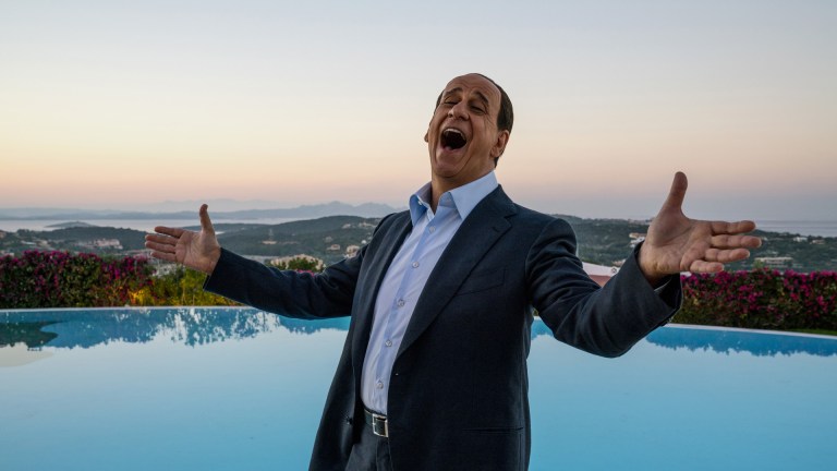 Saftig og satirisk portrett av Berlusconi