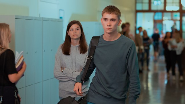 Sebastian Fagerman (Felix Sandman) og Maja Norberg (Hanna Ardéhn) er i senter for tragiske begivenheter i Quicksand. (Foto: Netflix)