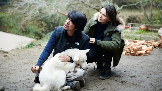 En ensom skogvokter (Masatoshi Nagase) og en søkende fransk reiseskribent (Juliette Binoche) finner mye å grunne på i de japanske skoger. (Foto: Fidalgo Filmdistribusjon)