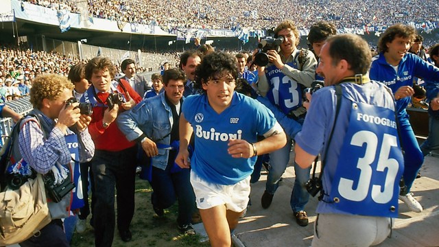 Maradona entrer banen i Napoli i et arkivklipp fra dokumentarfilmen 