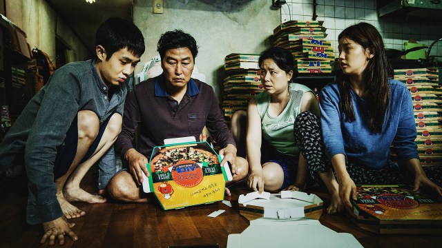 Ki-Woo (Choi Woo-sik)  Ki-taek (Song Kang-Ho), Chung-sook (Chang Hyae Jin) og Ki-jung (Park So-dam) bretter pizzakartonger i «Parasitt». (Foto: Arthaus)