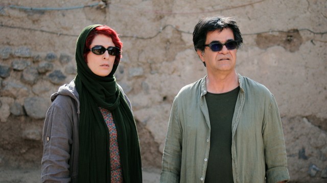 Skuespiller Behnaz Jafari og regissør Jafar Panahi leter etter ei ung jente i 