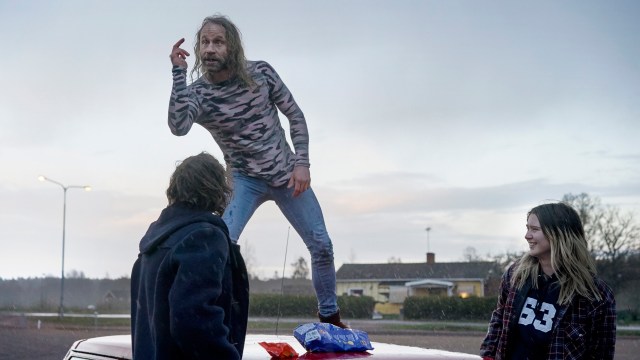 Psykologen Gösta (Vilhelm Blomgren), hans energiske pappa (Mattias Silvell ) og hans pasient Saga (Clara Christiansson) prøver å finne ut av både seg selv og sine omgivelser på den svenske landsbygda. (Foto: HBO Nordic, Lukas Moodysson)