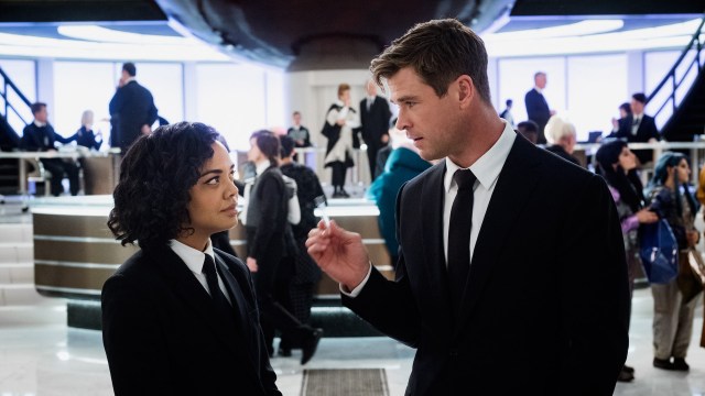 Agent M (Tessa Thompson) blir satt sammen med en motvillig Agent H (Chris Hemsworth) i «Men in Black: International». (Foto: SF Studios)