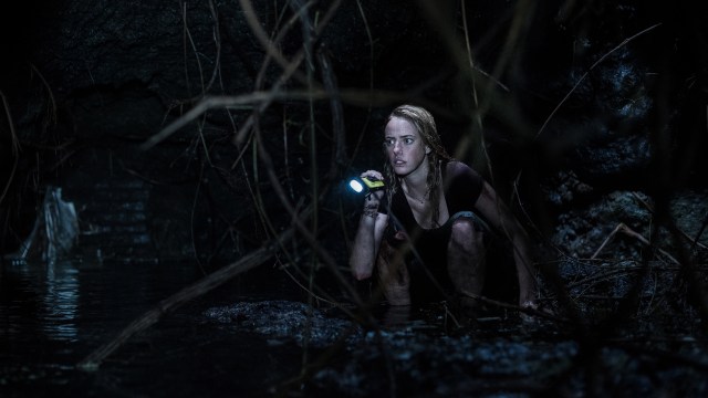 Haley Keller (Kaya Scodelario ) må kjempe mot både orkan og skarpe tenner i Crawl. (Foto: United International Pictures)