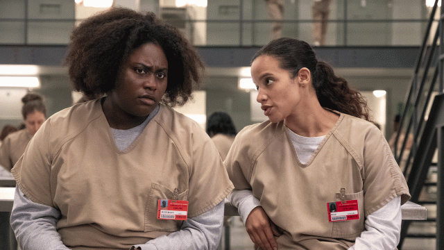 Taystee (Danielle Brooks) og Daya (Dascha Polanco) er blant veteranene som kjenner vekten av fengselstilværelsen i sesong 7. (Foto: Netflix)