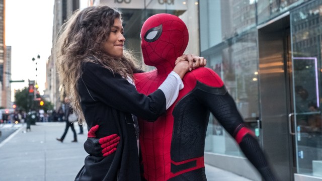 MJ (Zendaya) liker Peter Parker som Spider-Man (Tom Holland), men klarer han å sjarmere henne uten masken? (Foto: SF Studios / Sony Pictures)