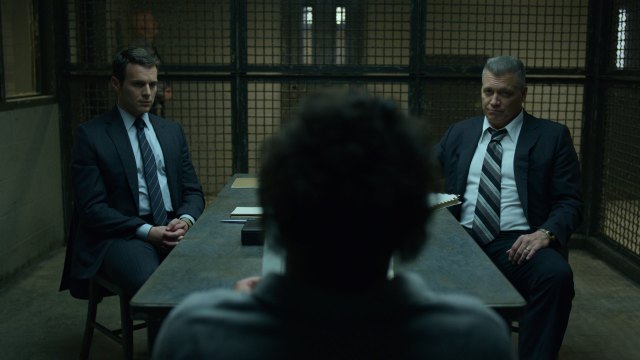 Albert Jones, 	Holt McCallany og Jonathan Groff i Mindhunter S02. (Foto: Netflix).