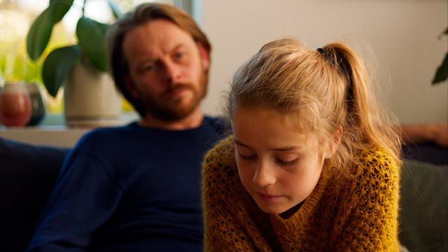 Læreren Anders (Jan Gunnar Røise) og hans elev Lykke (Ella Øverbye) må snakke alvor i «Barn». (Foto: Arthaus)