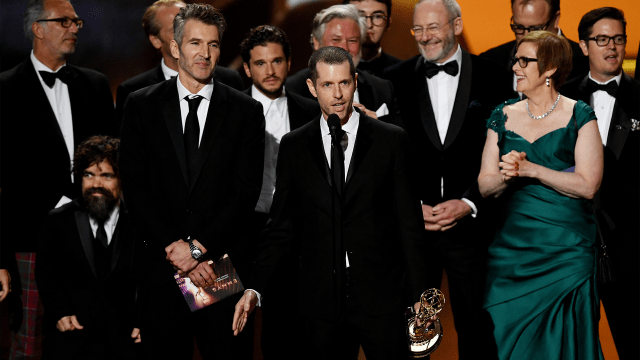 Serieskaperne D.B. Weiss og David Benioff tar imot Emmy for beste dramaserie for finalesesongen av Game of Thrones. (Foto: Kevin Winter, NTB Scanpix)