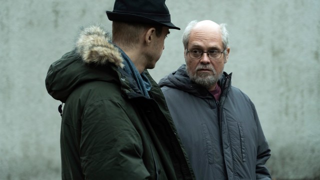 Jonas Karlsson og David Dencik spiller godt som henholdsvis journalist og dømt seriemorder i «Quick». (Foto: Nordisk Film Distribusjon)