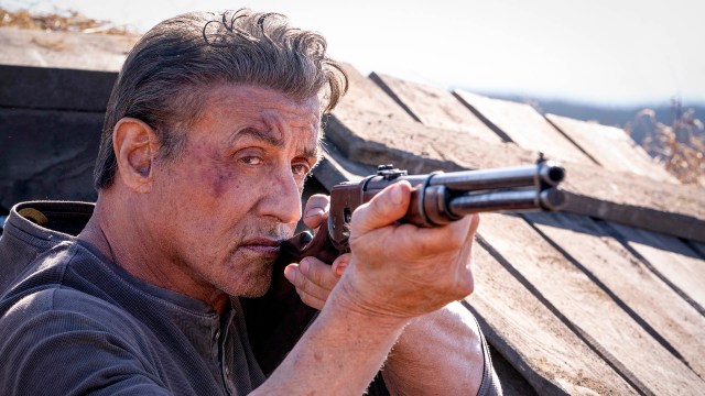 John Rambo (Sylvester Stallone) sikter seg inn mot en meksikansk gjeng i «Rambo: Last Blood». (Foto: Another World Entertainment)