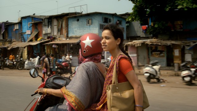 Ratna (Tillotama Shome) har håp om å følge sine drømmer i Mumbai, men det er mange hinder for en ung fattig kvinne i den Indiske storbyen. (Foto: Another World Entertainment)