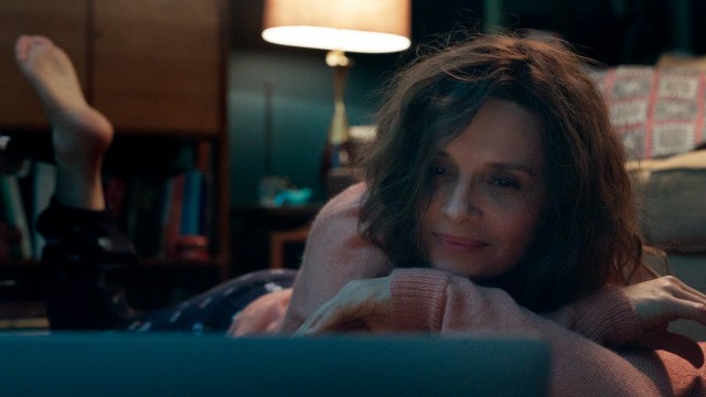 Claire (Juliette Binoche) spinner seg inn i et nett av løgner i «Forført». (Foto: Arthaus)