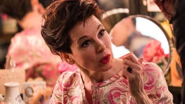 Renée Zellweger storspiller som Judy Garland i filmen Judy. (Foto: Norsk Filmdistribusjon).